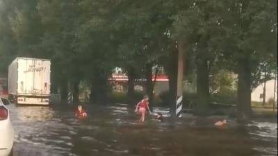 Обрушение стихии: в Тольятти дети купаются в огромной луже