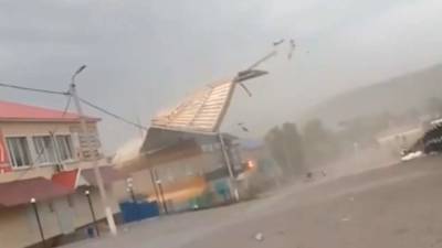Момент падения крыши ТЦ на ребенка в Башкирии попал на видео