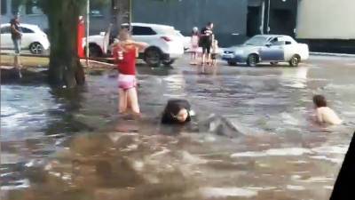 Видео из Сети. Обрушение стихии: в Тольятти дети купаются в огромной луже
