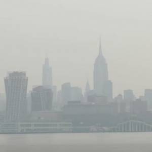 Нью-Йорк накрыл густой смог из-за лесных пожаров. Фото