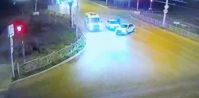 В Екатеринбурге водитель без прав проехал на красный, наехал на полицейского и сбежал