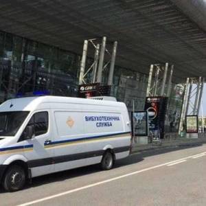 Во Львове из-за подозрительной сумки эвакуировали аэропорт. Фото