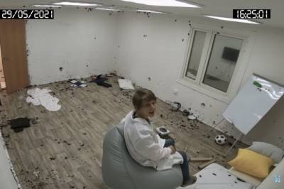 Ради просмотров на YouTube сибиряк сутки просидел в заполненной тараканами комнате