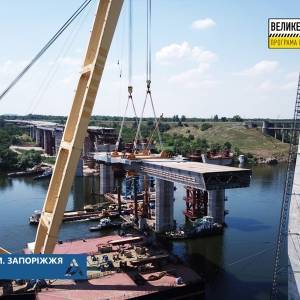 В Запорожье до конца июля смонтируют все шесть секций вантового моста. Фото