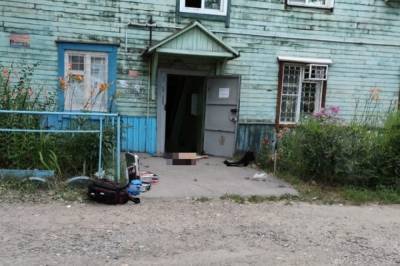 В Хабаровске жильцы барака нашли у порога дома изрезанный труп мужчины