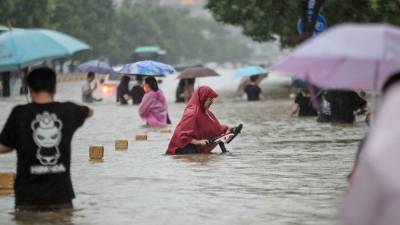 Число жертв наводнения в китайском Чжэнчжоу возросло до 25 человек