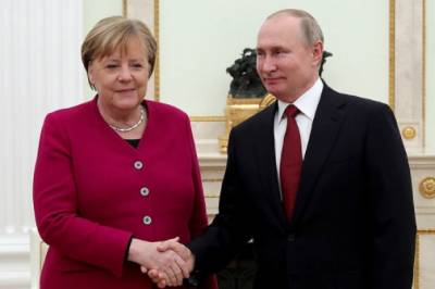Михаил Хазин рассказал о борьбе Меркель и Джонсона за право встретиться с Путиным