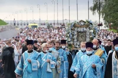 В Казани тысячи людей вышли на крестный ход
