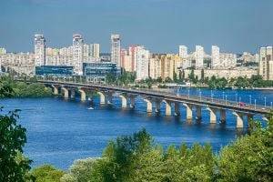 В Киеве на мосту Патона прорвало трубу. ВИДЕО