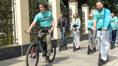 Московские кандидаты партии «Новые люди» отправилась на выборы в Госдуму на велосипедах и самокатах
