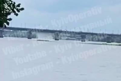 С моста Патона в Киеве вновь обрушилась стена воды из-за прорыва трубы