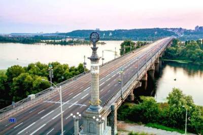 В Киеве в очередной раз прорвало трубу под мостом Патона
