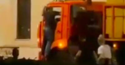 Мужчина вступил в кулачный бой с поливомоечной машиной в центре Москвы