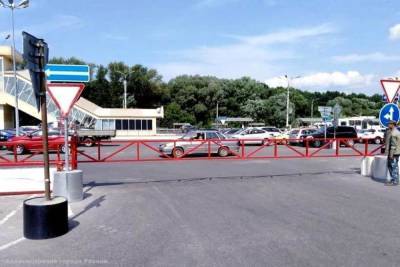 На парковке ТРЦ «Премьер» устанавливают сооружения для препятствия дрифтингу