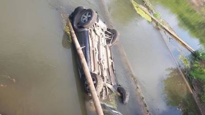 Тела двух мужчин обнаружили в затонувшей в реке Зай машине