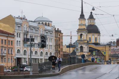 Жителей Петербурга в четверг ждут грозы и штормовой ветер