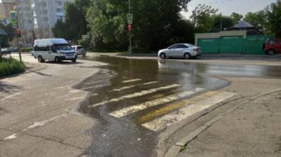 По улице Тамбовской в Пензе три месяца течет вода