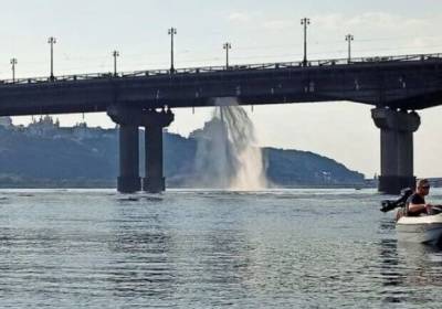 В Киеве на мосту Патона прорвало трубу: вода бьет ключом (ВИДЕО)