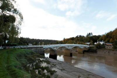 Одну из крупнейших рек в Великобритании превратили в помойку