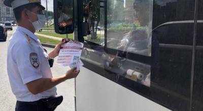 Пассажиры автобуса заступились за водителя, которого оштрафовали за езду с открытой дверью