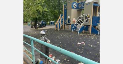 Детскую площадку в Москве завалили мусором и отходами