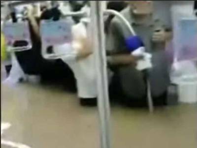 Наводнения и потопы добрались до Китая: по шею в воде в метро