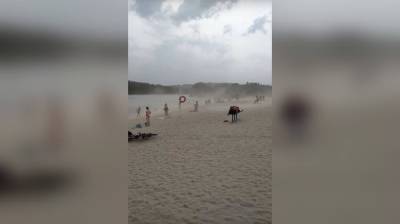 Отдыхающие сняли на видео мощную бурю на пляже в Воронежской области