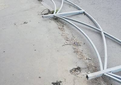 На улице Островского упало новое дорожное ограждение