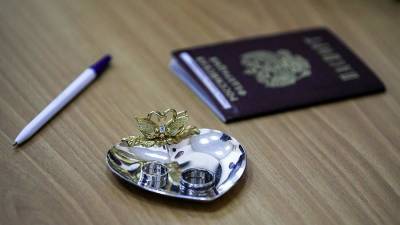 Отметки о браке и детях будут ставить в паспортах россиян по желанию