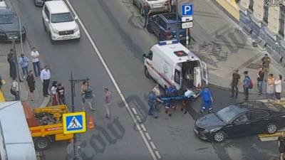 Мотоциклист на высокой скорости врезался в грузовик в центре Москвы. Видео