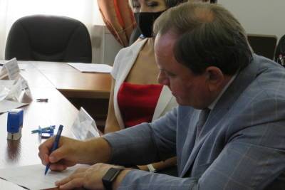 Виктор Дерябкин представил в ИКРО документы для участия в выборах в Госдуму