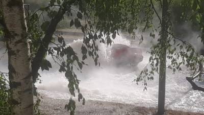В Петербурге автомобиль провалился в яму с горячей водой