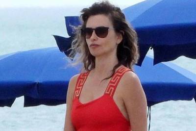 Пенелопа Крус в красном купальнике Versace и коротких шортах отдыхает на пляже в Италии