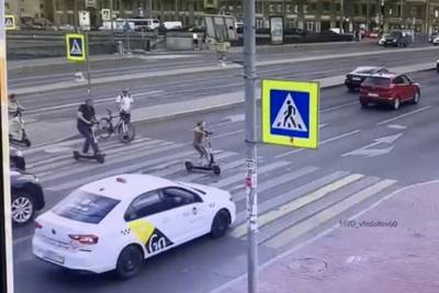 Таксист сбил ребенка на электросамокате в центре Петербурга