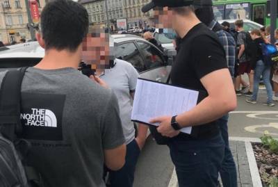 Во Львове задержали прокурора на взятке 2 тысячи долларов за закрытие дела