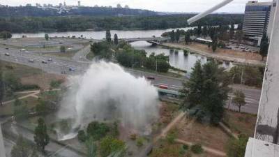 На Русановке в Киеве из-под земли бил огромный фонтан воды