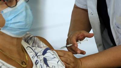Кнут и пряник: как европейцев побуждают вакцинироваться