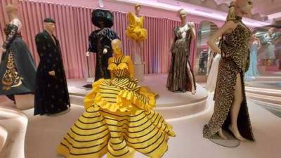 В Холоне открылась выставка бальных платьев, аксессуаров и хрустальных туфель "Бал"