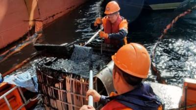 При утечке нефтепродуктов в Кольском заливе в воду попало 1400 литров