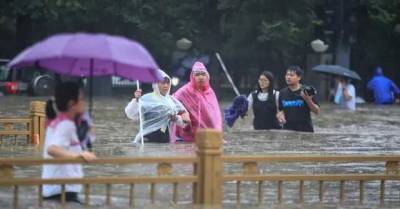 Непогода в Китае: Наводнение разрушило плотину и затопило метро, погибли 12 человек