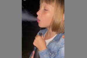 Маленькая девочка в Харькове курила кальян в компании взрослых