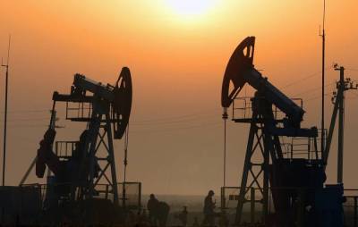 Цены на нефть вернулись к снижению на данных API о росте запасов