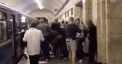 В киевском метро произошла драка между праворадикалами и сторонниками анархиста Боленкова (видео)