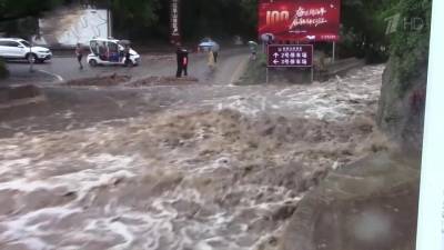 В китайском городе Чжэнчжоу 12 человек погибли в затопленном поезде метро