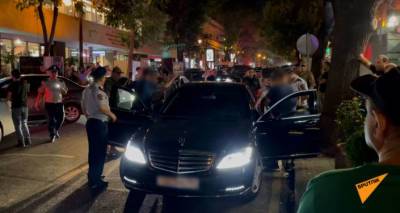 В Ереване проверяют машины, полиция усилила режим контроль - видео