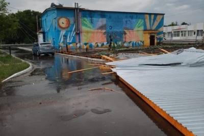 Очередной ураган в Саратове: перебои со светом, газом, у зданий сносит крыши