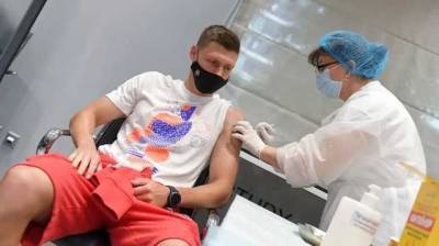 Футболисты и персонал ФК "Шахтер" получили первую дозу вакцины Pfizer от коронавируса