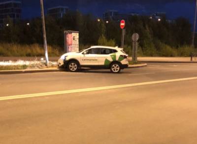 Водитель каршеринга на Балтийском бросил машину после встречи со столбом