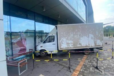 В Кривом Роге грузовик влетел в гипермаркет, есть пострадавшие