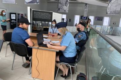 Хабаровчане узнали о своих долгах в аэропорту